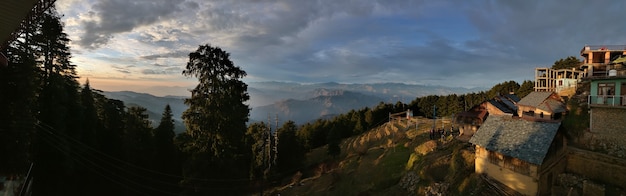 Manhã na floresta na estação Dalhousie Hill no distrito de Chamba em Himachal Pradesh, Índia