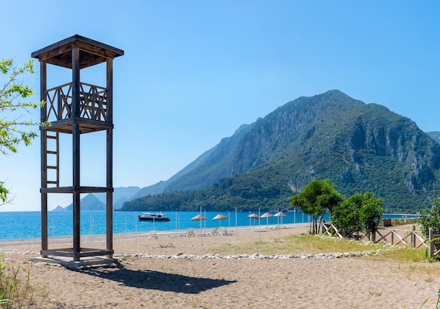 Manhã na praia na vila de Cirali Blue bay no Mediterrâneo ao amanhecer Paisagens da Trilha Lícia