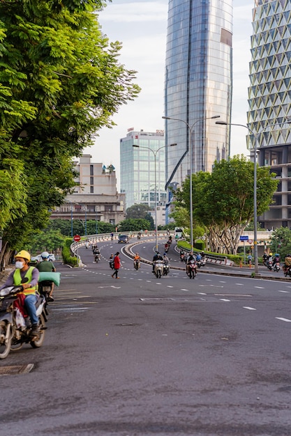 Manhã na rua de Ho Chi Minh City comumente conhecida por seu nome anterior Saigon