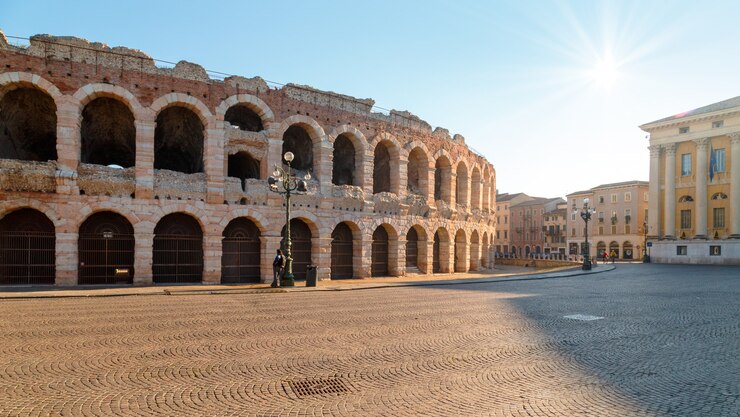 Foto manhã nas ruas de verona, perto da coliseum arena di verona. itália.