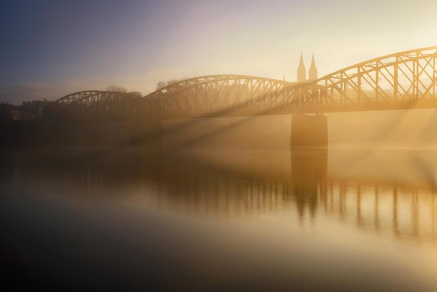 Manhã nevoenta do outono Misty Vysehrad igreja Praga República Checa