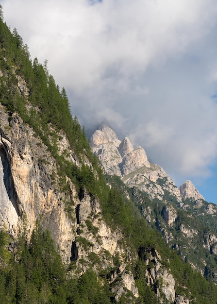 Manhã nos Alpes Névoa da manhã Céu azul Nuvens Oes nas montanhas Topos de pedra Viagens Turismo Lugares bonitos do planeta Passeio nas montanhas Ar fresco Itália Tirol