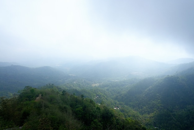 Manhã nublada com vista para as colinas