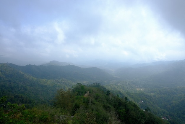 Manhã nublada com vista para as colinas