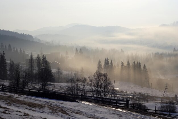 Manhã nublada nas montanhas