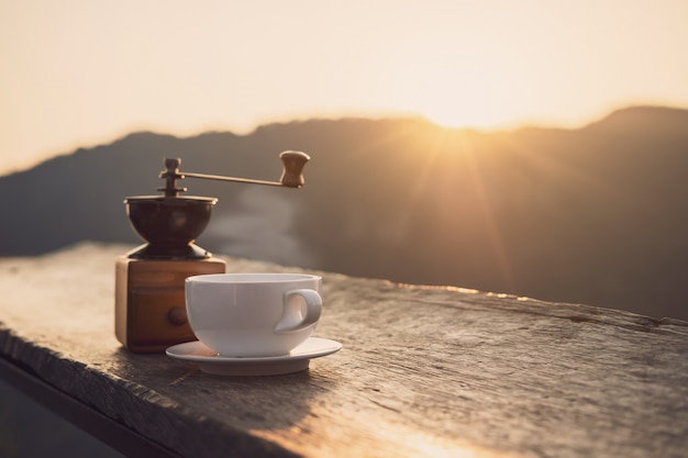 Manhã quente xícara de café com fundo de montanhas ao nascer do sol com espaço de cópia