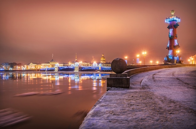 Manhã rosa de inverno no Ano Novo na Strelka da Ilha Vasilyevsky em São Petersburgo, com vista para a Ponte do Palácio e a Coluna Rostral