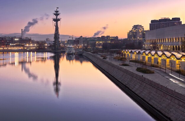 Manhã roxa no rio Moscou e o monumento de Pedro, o Grande