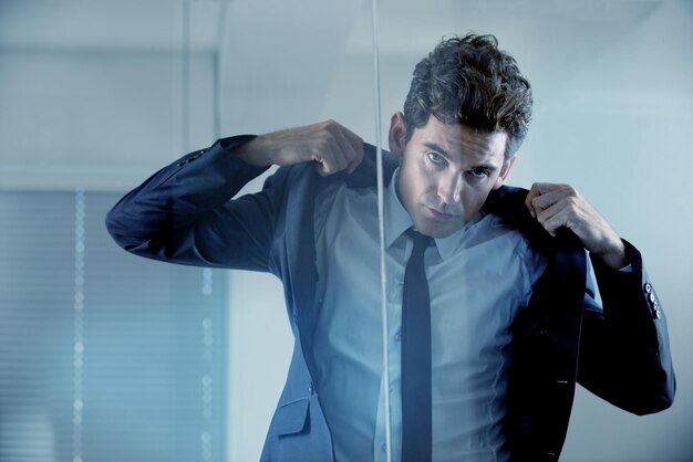 Foto manhã se preparando e retrato de um homem de terno para trabalho comercial e trabalho corporativo aparência séria e um empresário com estilo vestindo uma roupa elegante para uma carreira executiva profissional