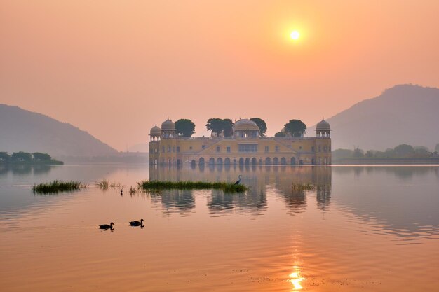 Manhã tranquila no Palácio da Água Jal Mahal ao nascer do sol em Jaipur, Rajasthan, Índia