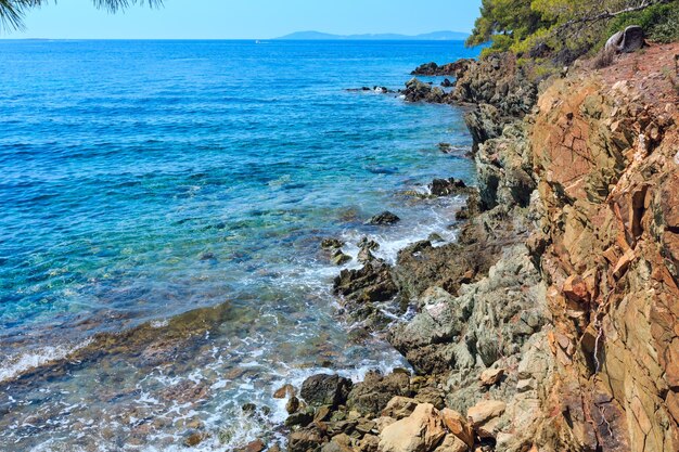 Manhã verão paisagem rochosa da costa do mar Egeu com pinheiros na costa, Sithonia (perto de Ag. Kiriaki), Halkidiki, Grécia.