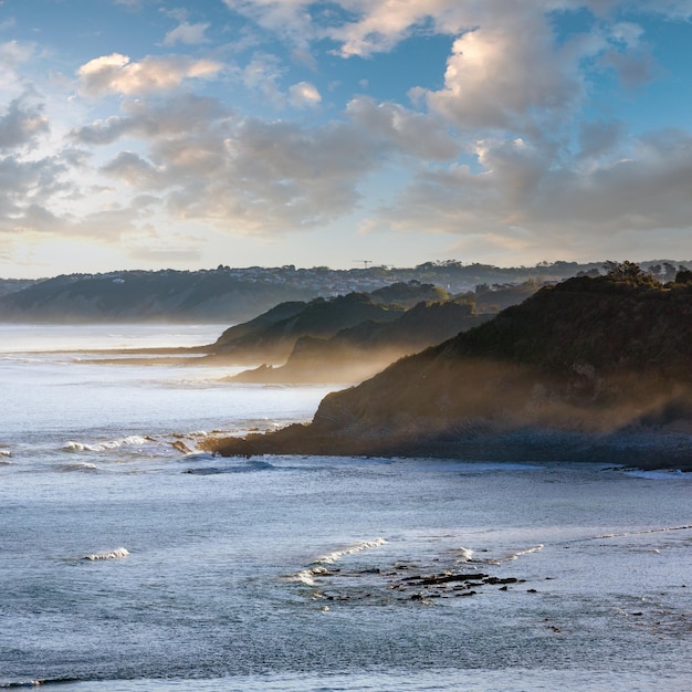 Foto manhã vista para o mar da costa da baía da biscaia