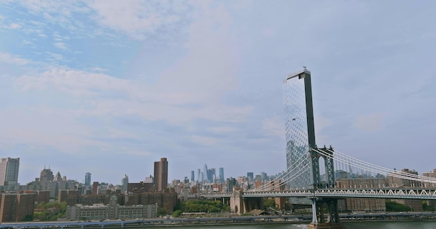 Manhattan Bridge mit Manhattan New York City Wolkenkratzer Stadt über den Hudson River NYC US