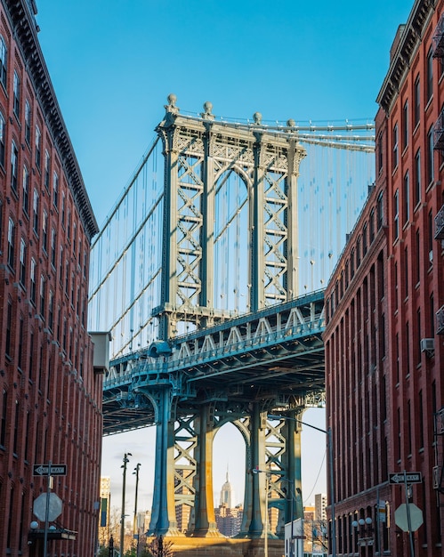 Manhattan-Brücke in der alten schmalen Brooklyn-Straße in Perspektive New York USA Geschäfts- und Reisehintergrund
