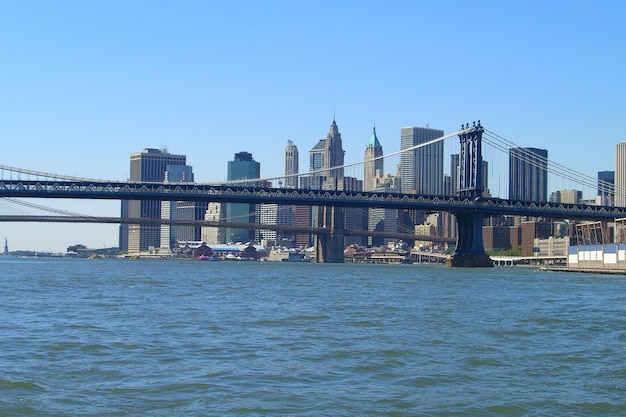 Manhattan-Brücke über den East River gegen den klaren Himmel in der Stadt