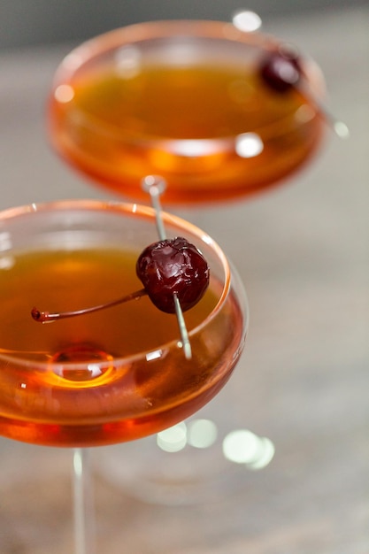 Manhattan-Cocktail garniert mit Brandy Cherry.