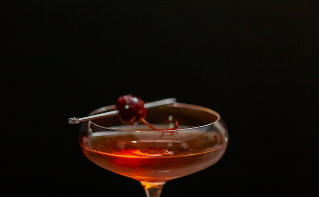 Manhattan-Cocktail garniert mit Branntweinkirsche.