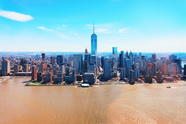 Manhattan Downtown Panorama und East River mit städtischen Wolkenkratzern und blauem Himmel in New York City, USA