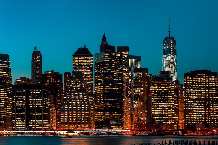 Foto manhattan in der nacht mit lichtern und reflexionen. skyline von new york city