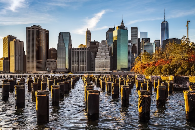 Manhattan Skyline Blick auf die Innenstadt von Brooklyn zu goldenen Stunden New York USA