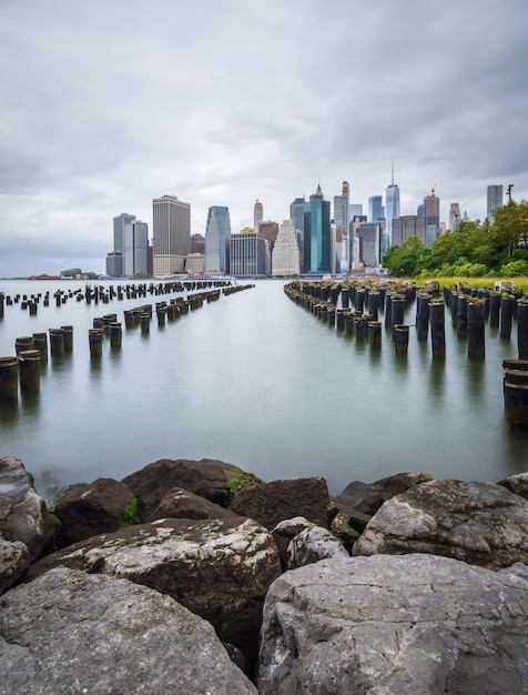 Manhattan-Skyline mit einem alten Pier im Vordergrund.