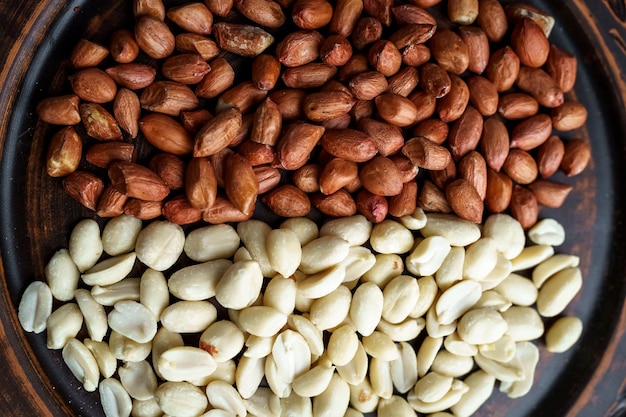 Maní crudo en un cuenco de arcilla cajour y frijoles descascarados