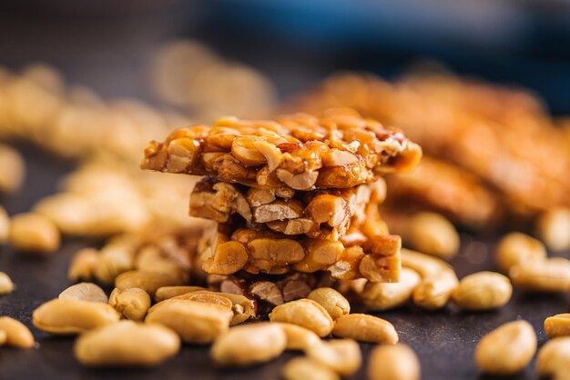 Maní dulce quebradizo Maní sabroso en caramelo en la mesa de la cocina