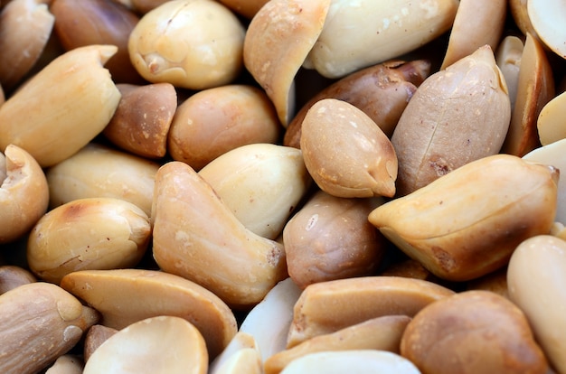 Maní. Un montón de pequeñas nueces amarillas sin cáscara. Textura de fondo