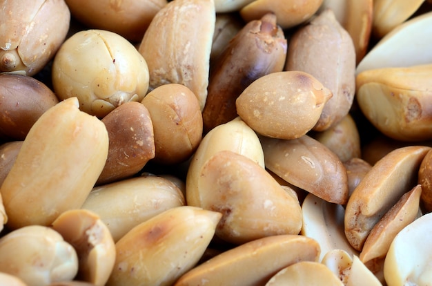 Maní. Un montón de pequeñas nueces amarillas sin cáscara.