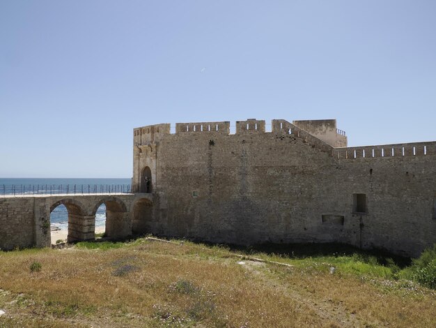 Maniace castelo ortigia syracuse prédios antigos vista da rua Sicília em dia ensolarado