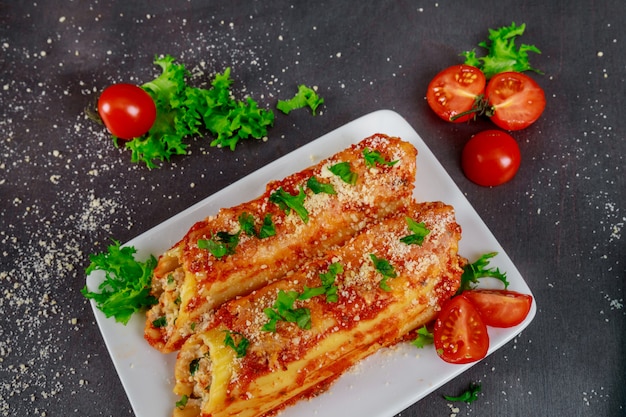 Manicotti assado com presunto e queijo