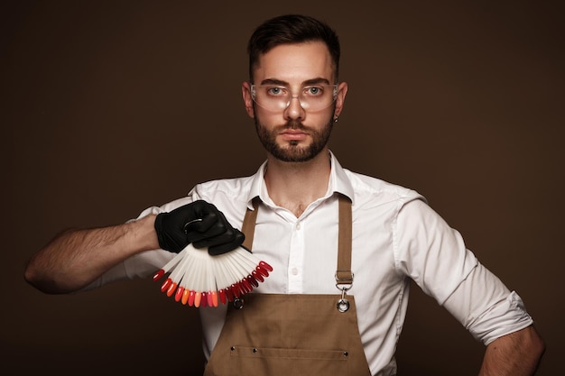 Manicur master man en forma de trabajo con herramientas en la mano contenido de fotos de uñas