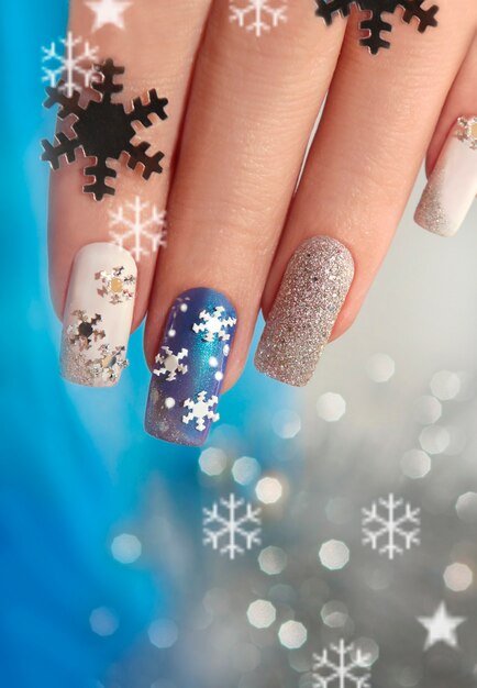 Manicura azul de invierno con pegatinas.