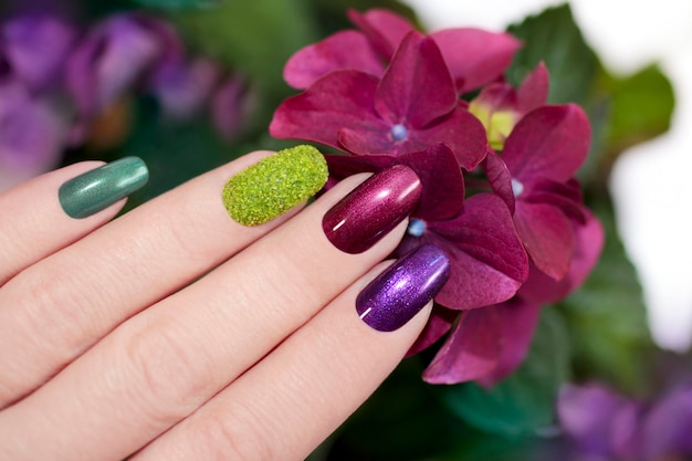 Manicura burdeos morada