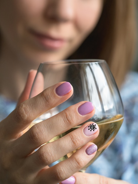 Manicura creativa con virus pintado en las uñas.