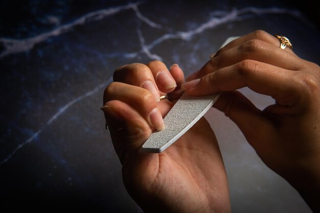 Foto manicura cuidado de las uñas el proceso de eliminación del esmalte de uñas