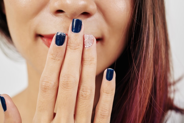 Manicura con diseño simple.