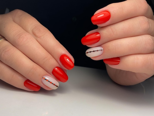 Manicura femenina de moda con estilo. Manos de una hermosa joven y diseño moderno.