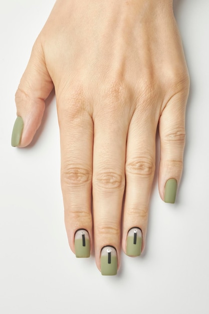 manicura femenina sobre un fondo blanco. uña. Manos de mujer con una hermosa manicura.