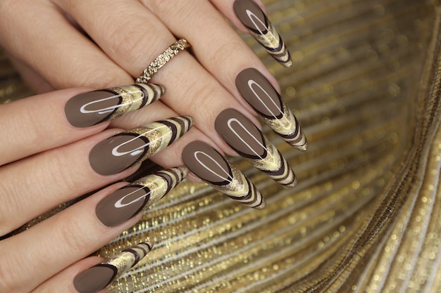 Manicura francesa creativa en colores de esmalte de uñas marrón beige. |  Foto Premium