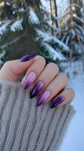 Manicura francesa púrpura media en uñas perfectamente largas que muestran manos hermosas con aleta impecable