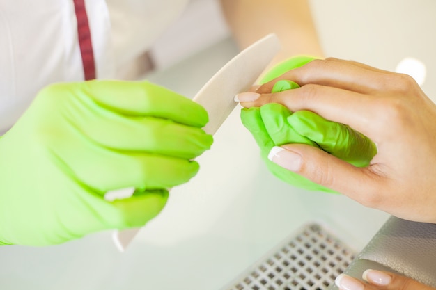 Manicura francesa en el salón de spa.