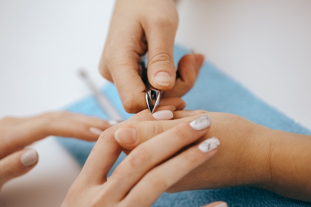 La manicura hace manicura.