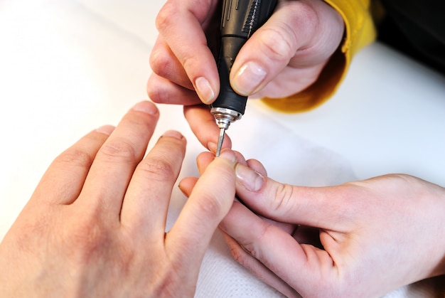 Manicura de hardware en un salón de belleza.