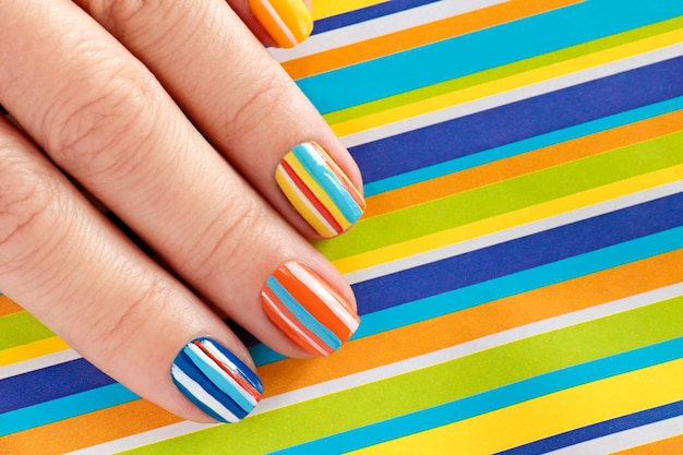 Manicura con lineas multicolores