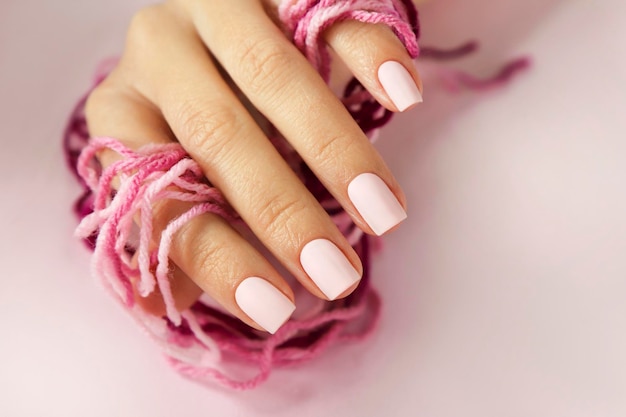 Manicura mate rosa claro en uñas cortas. | Foto Premium