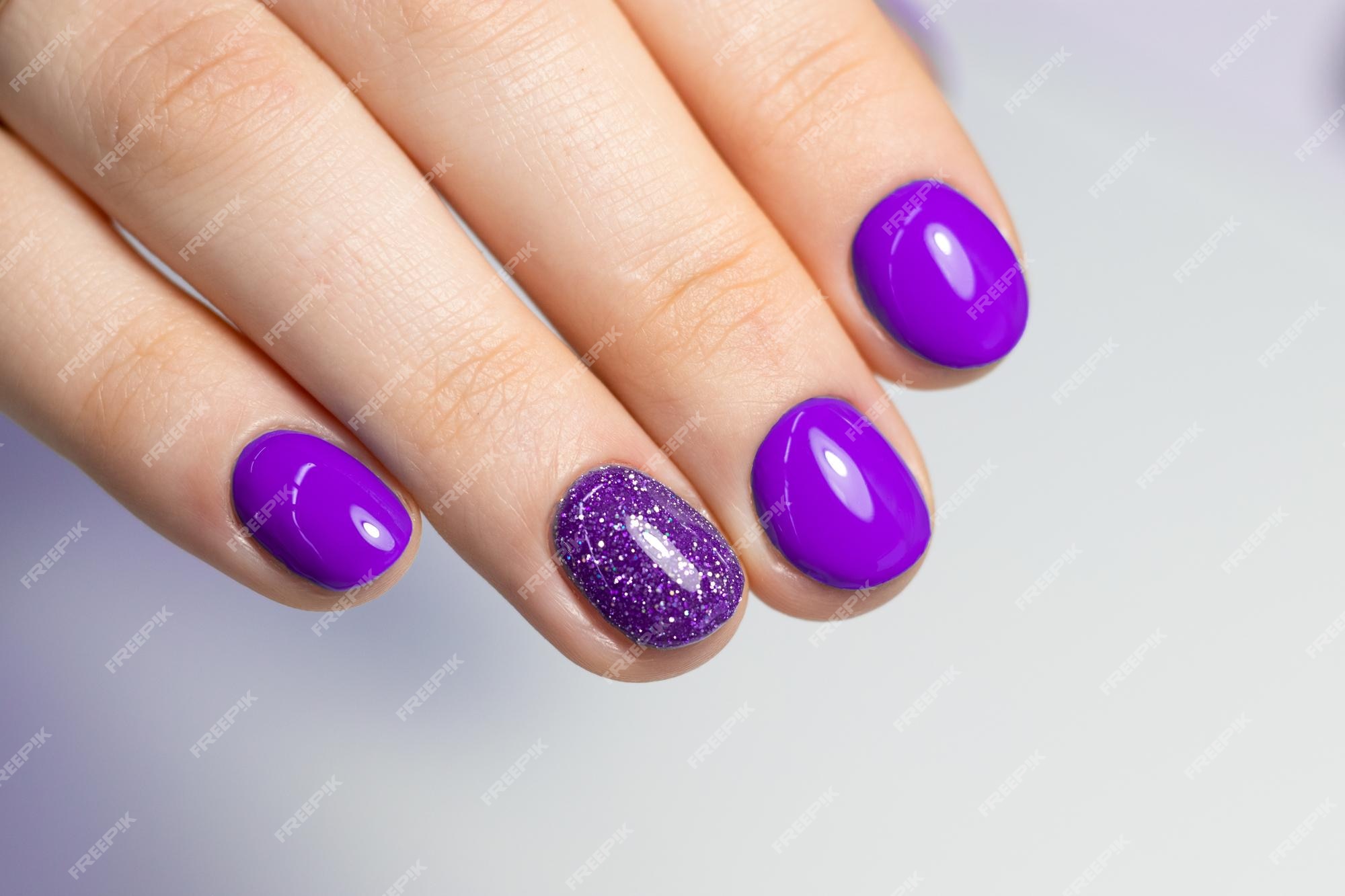 Manicura morada en manos femeninas diseño de uñas uñas moradas perfectas |  Foto Premium