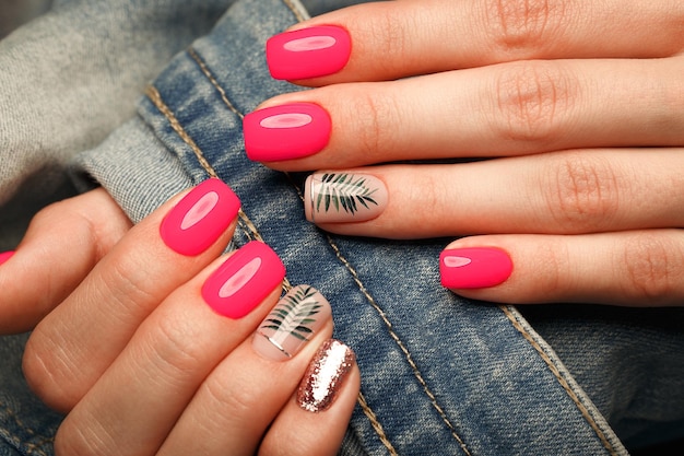 Manicura de neón brillante