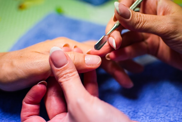 Manicura nupcial para la novia soñadora.