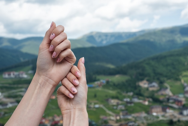 Manicura ordenada en la naturaleza. Cuidado de manos en la campaña.